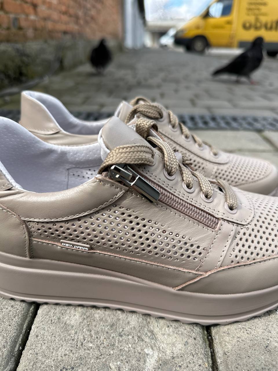 photo_5397923801540007499_y