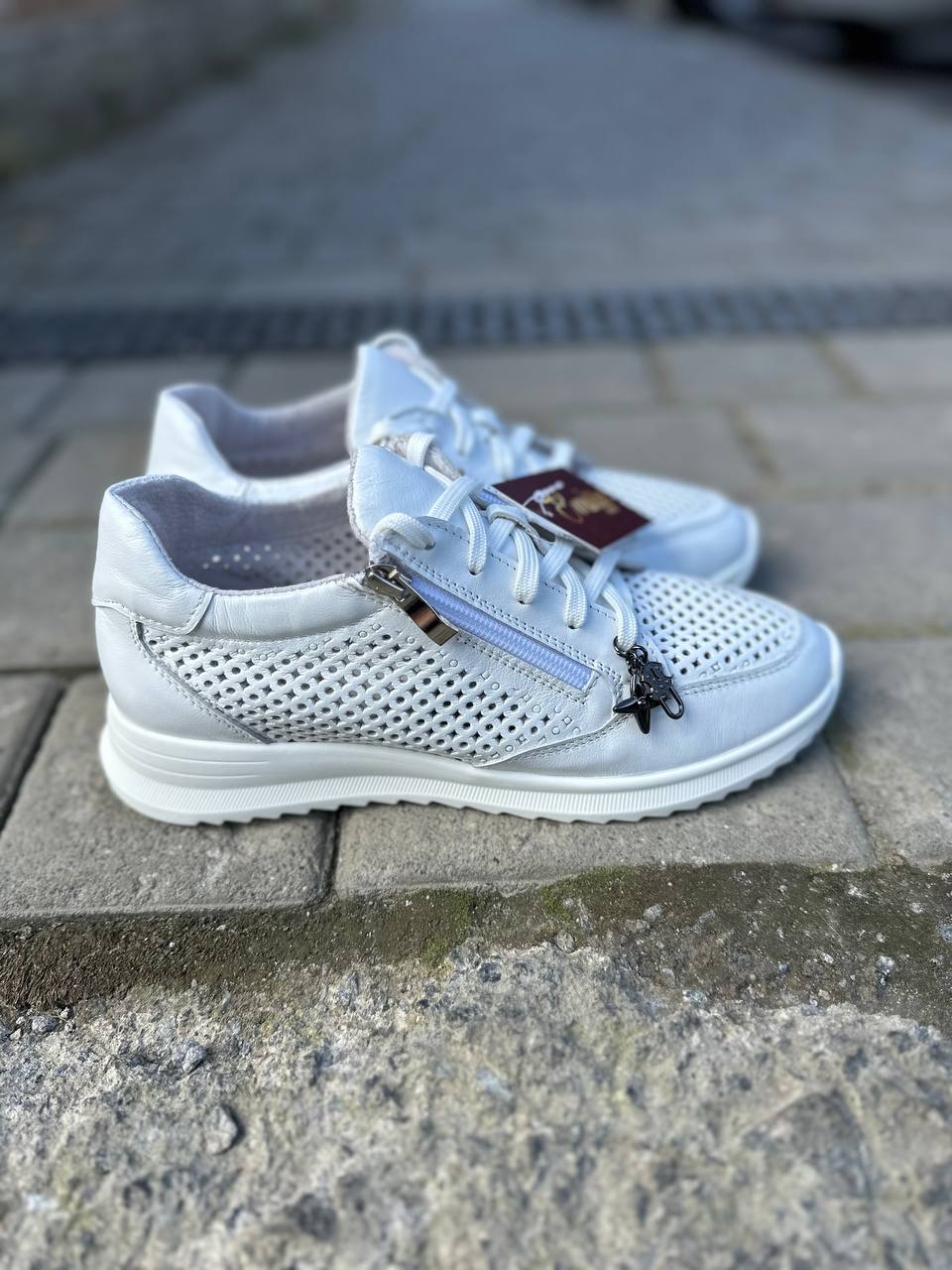 photo_5429199573000852441_y