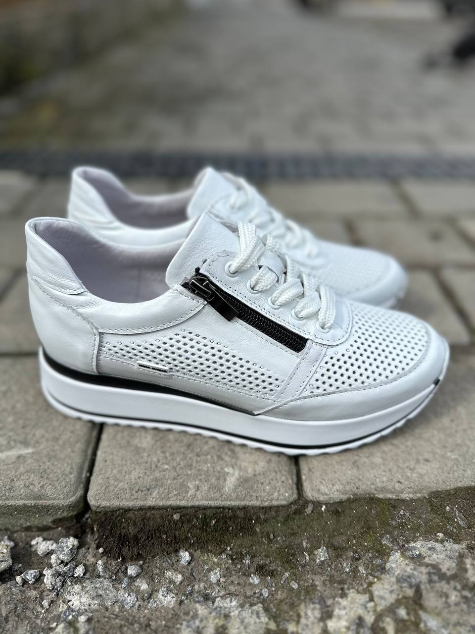 photo_5397923801540007493_y