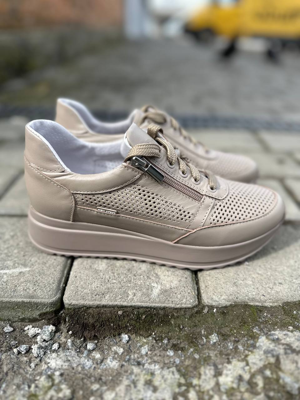 photo_5397923801540007497_y