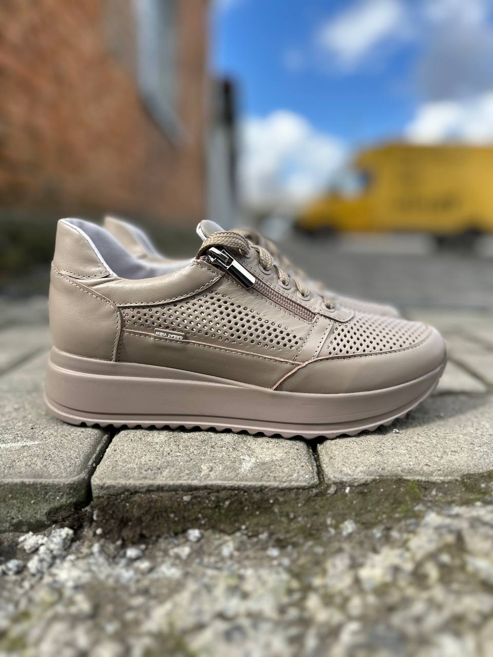 photo_5397923556726870833_y