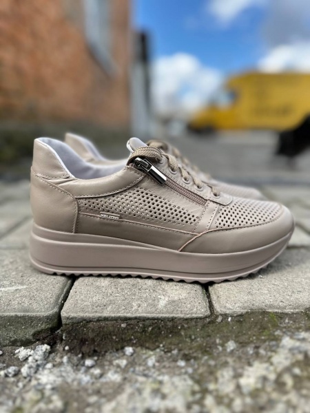 photo_5397923801540007500_y