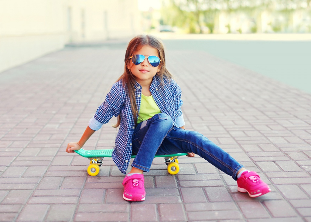 Skateboard_Little_girls_Sitting_Glasses_Formal_526545_1280x917.jpg