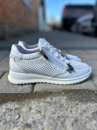 photo_5429199573000852442_y