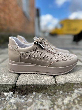 photo_5397923801540007500_y